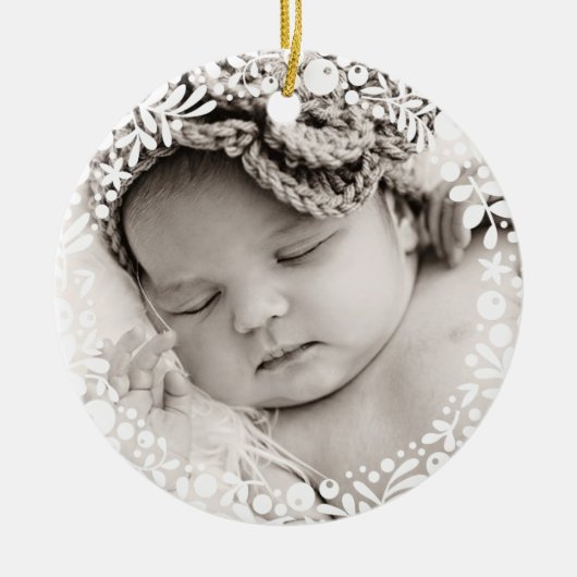 Baby Meisje Eerste Kerstmis Witte Berry Krans Roze Keramisch Ornament (Voorkant)