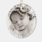 Baby Meisje Eerste Kerstmis Witte Berry Krans Roze Keramisch Ornament (Links)