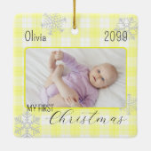 Baby meisje geel plaid sneeuwvlok eerste kerst keramisch ornament (Achterkant)