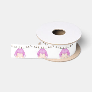 Baby Meisje Hangend aan een Waslijn Satijnen Lint