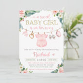 Baby meisje kleding Baby shower uitnodiging (Staand voorkant)