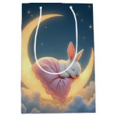Baby meisje konijn op een halve maan medium cadeauzakje (Voorkant)