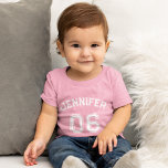 Baby Meisje Naam Jersey Nummer Sporten Zacht Katoe<br><div class="desc">Creëer Uw eigen aangepaste, gepersonaliseerde, coole, unisex maatvoering, modern, stijlvol wit typografie / lettertype / script, monogram spelersnaam jersey nummer classy girly baby roze, 100% gekamde ring gesponnen fijne jersey zacht katoenen T-shirt T-shirt T-shirt. Gewoon typen in jouw naam / kinder naam / naam van de speler en speler jersey...</div>