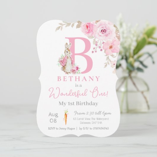 Baby meisje peter konijn 1e verjaardag, roze monog kaart (Staand voorkant)