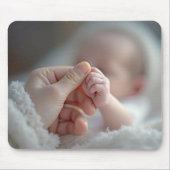 Baby met een volwassen hand muismat (Voorkant)