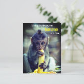 Baby Monkey eet banaan Feestdagenkaart (Staand voorkant)