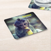 Baby Monkey eet banaan Kartonnen Onderzetters (Schuin)