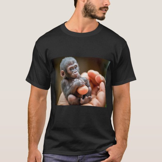 baby Monkey Sitting met voedsel in de hand T-shirt (Voorkant)