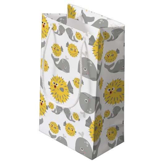 Baby monogram grijze walvis en zwarte Cartoon Klein Cadeauzakje (Achterkant Gekanteld)