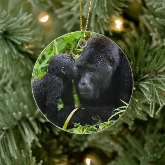 Baby Mountain Gorilla Kisses Silverback Gorilla Keramisch Ornament (Boom)