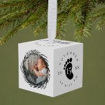 Baby Naam & geboorte Stats Voetafdruk & foto Wreat Decoratie<br><div class="desc">Minimale en moderne, eenvoudige foto's en geboorte Stats houden foto-kubus-versiering. Het ontwerp is voorzien van een eenvoudig, minimaal ontwerp met een bloemetjesvormig fotoontwerp om uw speciale baby foto op de voor- en achterkant weer te geven. De naam, datum, tijd en geboortestaat van de baby worden in een eenvoudig modern design...</div>