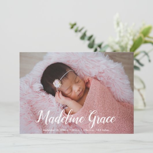 Baby-naam Handlettered Script Foto Geboorte Aankondiging (Staand voorkant)