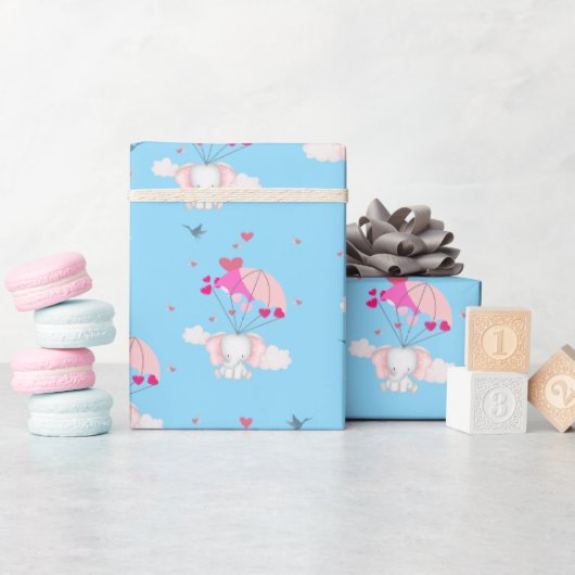 Baby Nelly op blauw inpakpapier (Baby Shower)