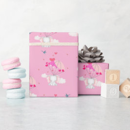 Baby Nelly op roze inpakpapier