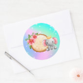 baby olifant die naast een sticker zit (Envelop)