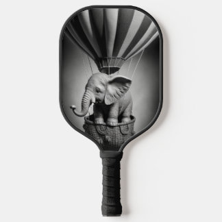 Baby olifant in een luchtballon pickleball paddle
