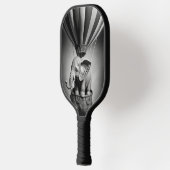 Baby olifant in een luchtballon pickleball paddle (Links)