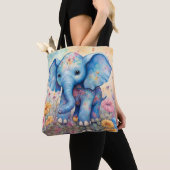 Baby Olifant in een pasteltuin Tote Bag (Dichtbij)