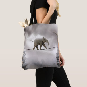 Baby olifant loopt de Tightrope Tote Bag