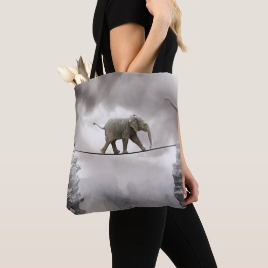 Baby olifant loopt de Tightrope Tote Bag (Dichtbij)