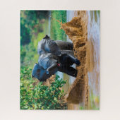 Baby olifant speelt in de modder legpuzzel (Verticaal)