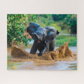 Baby olifant speelt in de modder legpuzzel (Horizontaal)