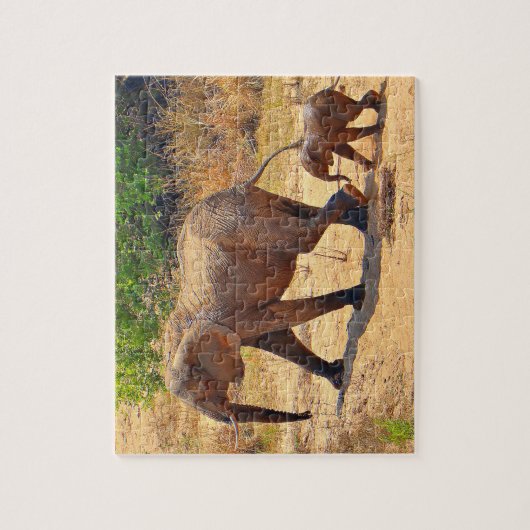 Baby olifant volgt zijn moeder in Zuid-Afrika Legpuzzel (Verticaal)