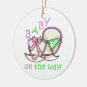 Baby onderweg! keramisch ornament (Links)