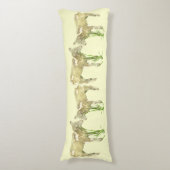 Baby op gele buis lichaamskussen (Voorkant Verticaal)