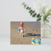 Baby op het strand briefkaart (Staand voorkant)