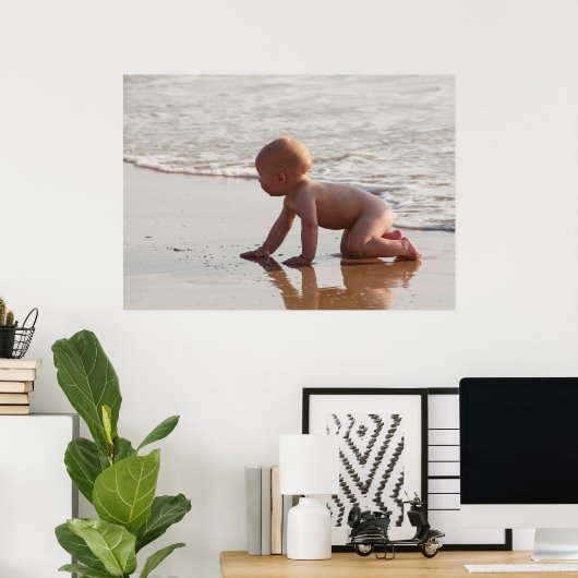 Baby op het strand spelen in zand poster (Thuiskantoor)