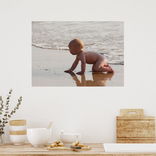 Baby op het strand spelen in zand poster (Keuken)
