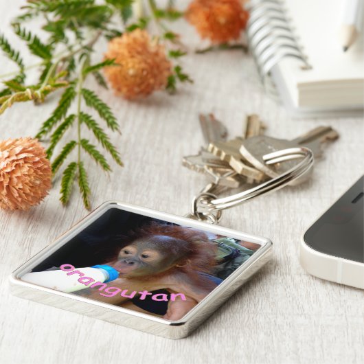 Baby Orangutan Drink Fles Sleutelhanger (Zijkant)