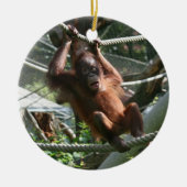 Baby Orangutan - Hang daar op Keramisch Ornament (Voorkant)