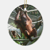 Baby Orangutan - Hang daar op Keramisch Ornament (Links)