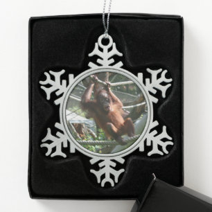 Baby Orangutan - Hang daar op Tin Sneeuwvlok Ornament