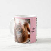 Baby Orangutan Orphan Kobe met OFI Koffiemok (Voorkant links)