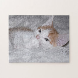 Baby oranje en witte tafel kitten legpuzzel