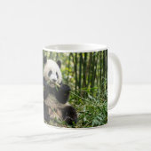 Baby Panda die Bamboe Eet Koffiemok (Voorkant rechts)