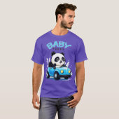 Baby Panda rijdt in een auto T-shirt (Voorkant volledig)
