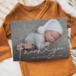Baby Photo Thank You Script Heart Birth Aankondigingskaart<br><div class="desc">Dit stijlvolle en elegante briefkaart voor de aankondiging van de sjabloon van de fotogeboorte bevat een foto van je pasgeboren baby jongen of meisje, een aangepast bericht dat gepersonaliseerd kan zijn, tekst met handgeschreven typografie die "Dank je" zegt met een hart tussen de woorden. Pas dit product aan door de...</div>