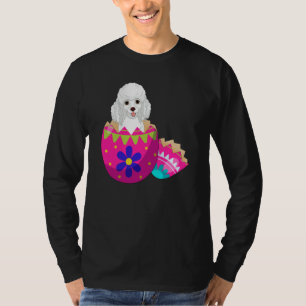Baby-poedel die uit paasei komt op eerste paasdag t-shirt