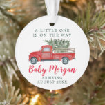 Baby Pregnancy Announcement Christmas Ornament<br><div class="desc">Een kleintje is op weg naar zwangerschapsaankondiging kerstversiering. Baby Binnenkort vakantiegeschenk.  rode truck met kerstboom illustratie. Bewerk eenvoudig alle informatie.</div>
