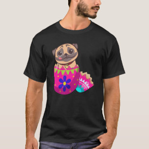 Baby Pug hond komt uit het Paasei op Pasen T-shirt