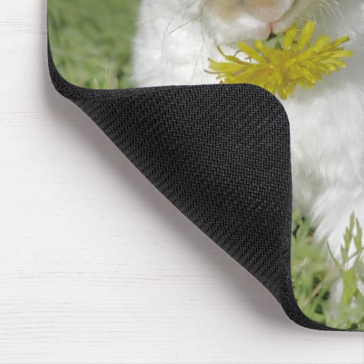 Baby Rabbit Eating Flower Muismat (Hoek)