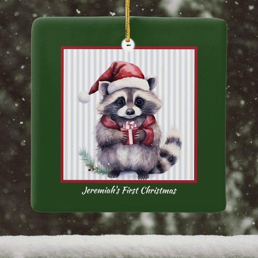Baby Raccoon Holding Gift Kind's Eerste Kerstmis Keramisch Ornament