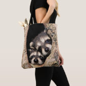 Baby Raccoons Peeking out of Tree Tote Bag (Dichtbij)