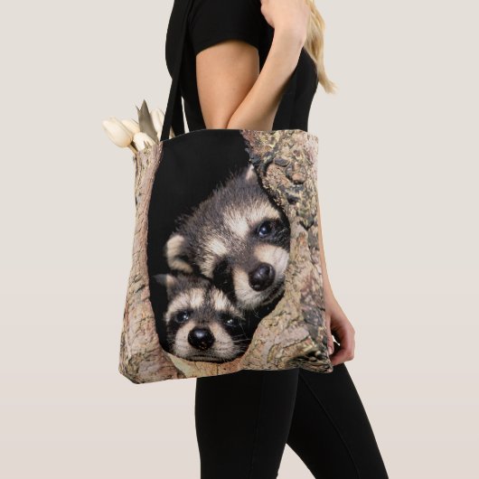 Baby Raccoons Peeking out of Tree Tote Bag (Dichtbij)