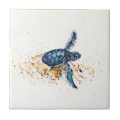 Baby schildpad dat uit zand komt tegeltje (Voorkant)