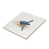 Baby schildpad dat uit zand komt tegeltje (Zijkant)